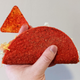 手拿着doritos locos taco和dorito
